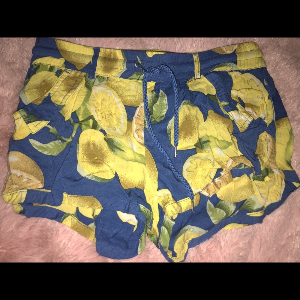 Fishbone lemon print shorts